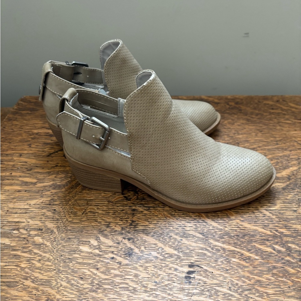 SODA Women's Perforated Tan Ankle Boots Ladies 6.5